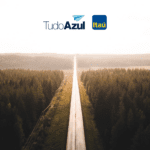 imagem aérea de uma estrada com logo TudoAzul e Itaú Bônus TudoAzul