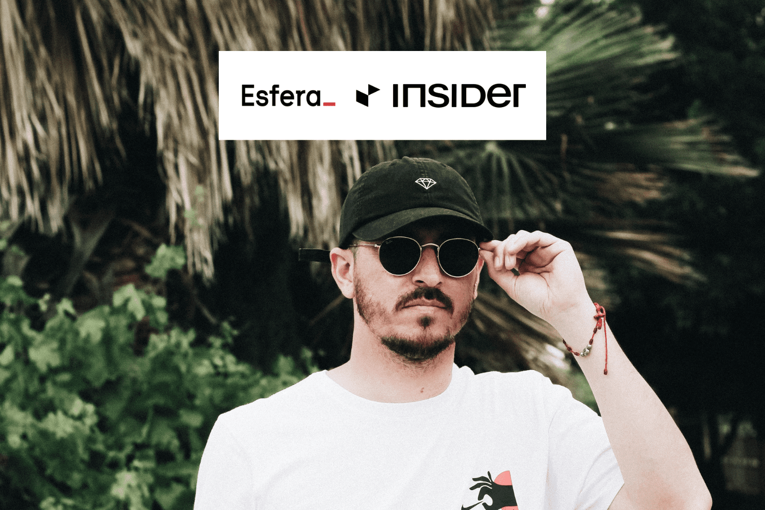 homem branco com óculos de sol e chapéu com logo Esfera e Insider 15 pontos Esfera
