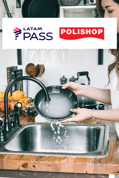 mulher branca na cozinha lavando uma panela com logo Latam Pass e Polishop 10 pontos Latam Pass