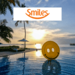vista de hotel com piscina e boneco sorridente amarelo com logo Smiles Pontos Smiles