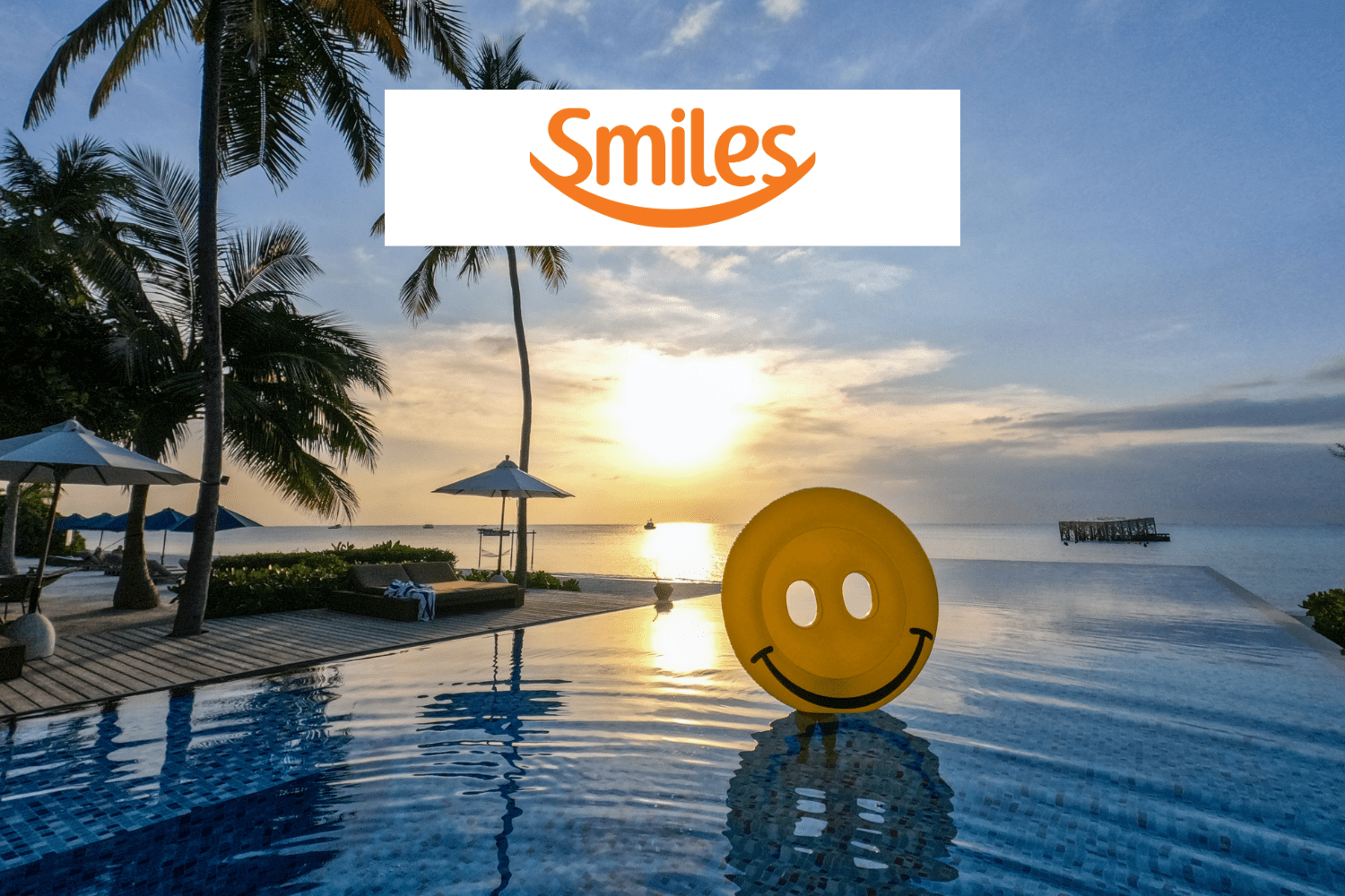vista de hotel com piscina e boneco sorridente amarelo com logo Smiles Pontos Smiles