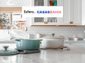 panelas em uma mesa na cozinha com logo Esfera e Casas Bahia 7 pontos Esfera