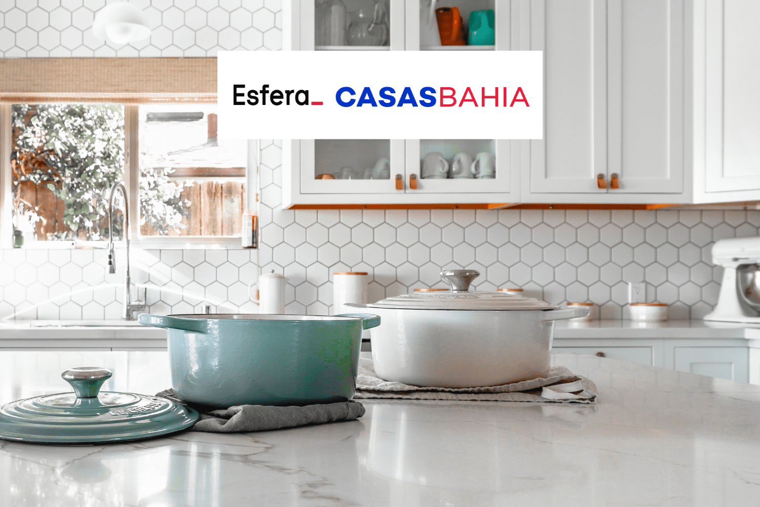 panelas em uma mesa na cozinha com logo Esfera e Casas Bahia 7 pontos Esfera