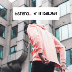 homem utilziando casaco rosa com logo Esfera e Insider 8 pontos Esfera