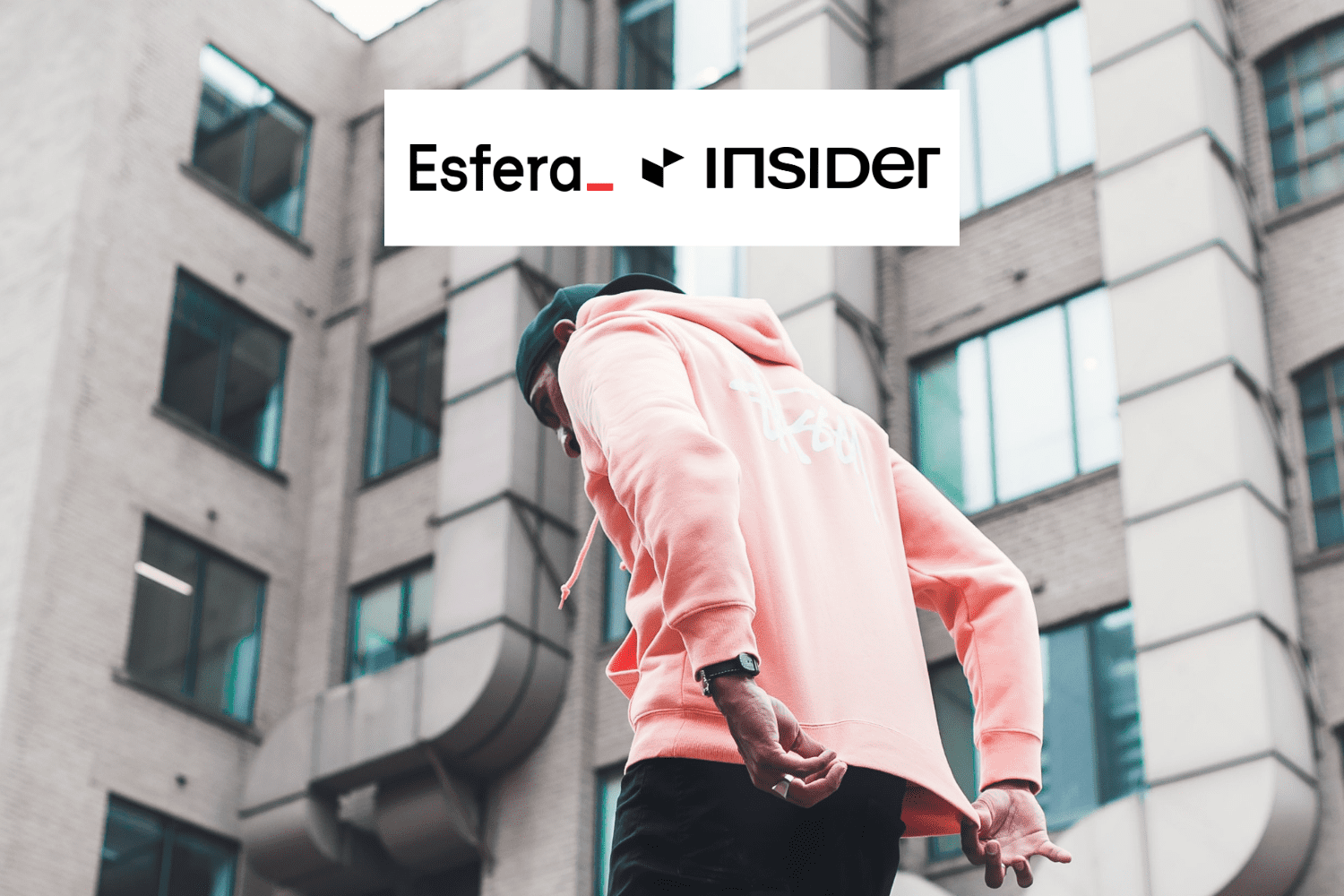 homem utilziando casaco rosa com logo Esfera e Insider 8 pontos Esfera