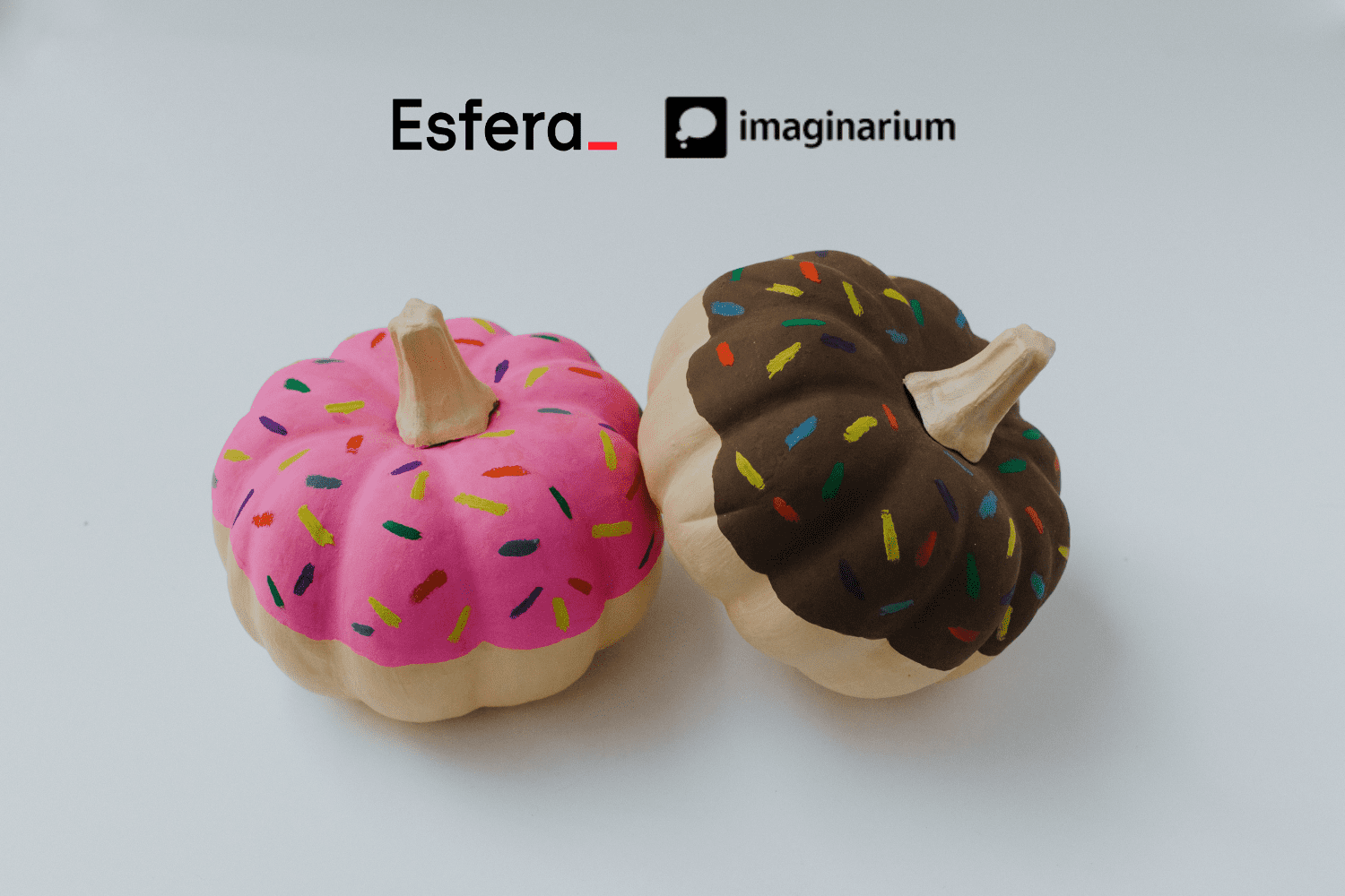 objetos de decoração em formato de dunnets com logo Esfera e Imaginarium 30 pontos Esfera