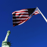 Bandeira dos Estados Unidos com a Estátua da liberdade Visto