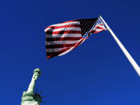 Bandeira dos Estados Unidos com a Estátua da liberdade Visto