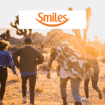 amigos felizes correndo com logo Smiles Clube Smiles