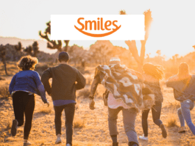 amigos felizes correndo com logo Smiles Clube Smiles