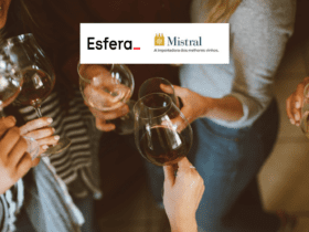 pessoas fazendo brinde com taças de vinho 10 pontos Esfera