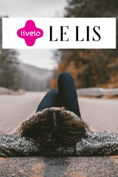mulher cacheada deitada na estrada com logo Livelo e Le Lis 11 pontos Livelo