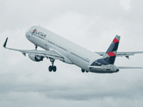 avião da Latam decolando - Passagens aéreas, 200 -
