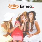 trio de amigas rindo felizes com logo Smiles e Esfera Bônus Smiles