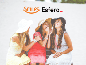 trio de amigas rindo felizes com logo Smiles e Esfera Bônus Smiles