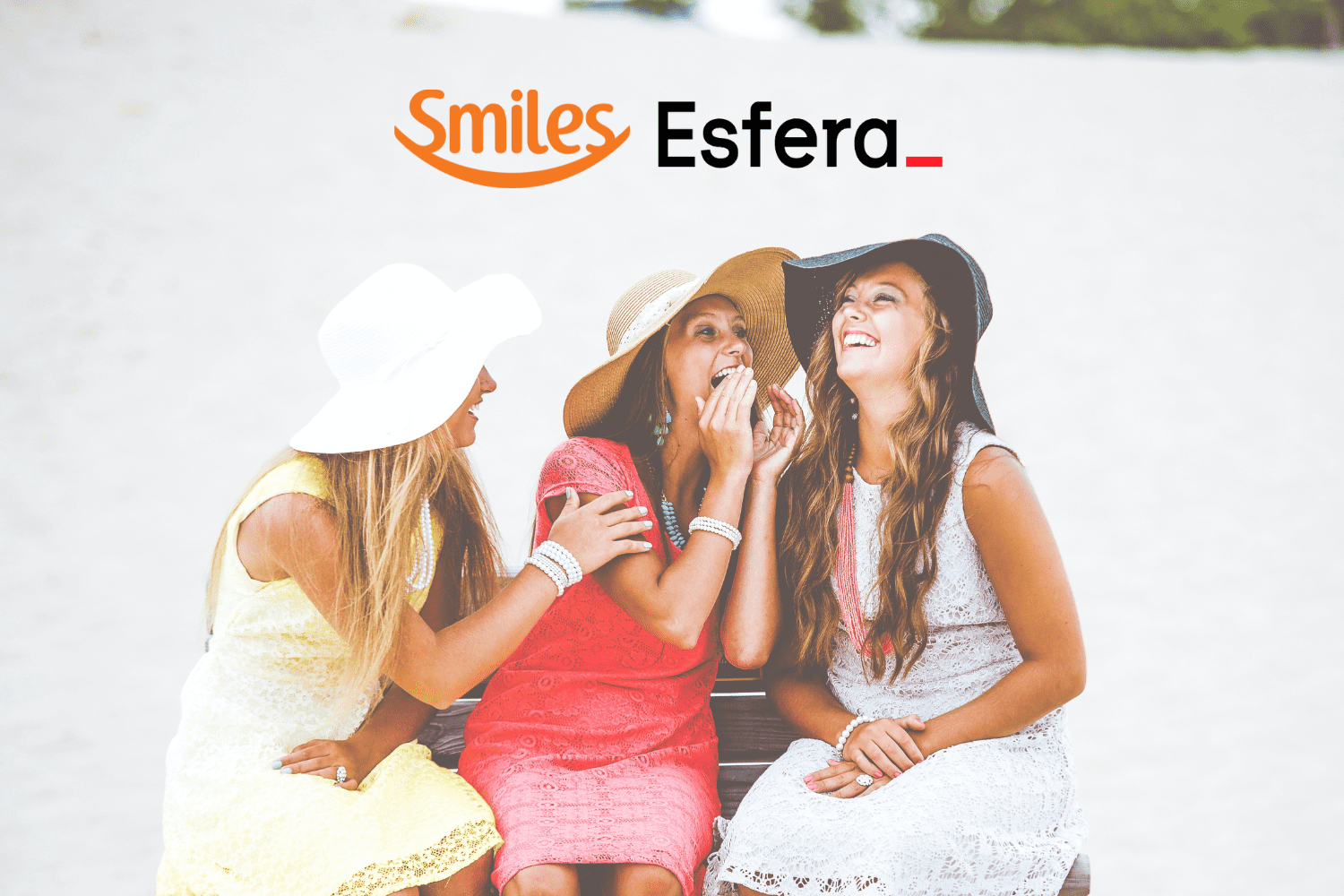 trio de amigas rindo felizes com logo Smiles e Esfera Bônus Smiles