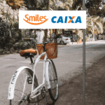 bicicleta estacionada com logo Smiles e caixa Bônus Smiles