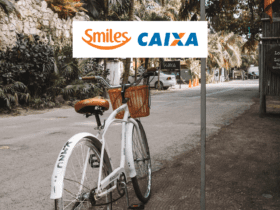 bicicleta estacionada com logo Smiles e caixa Bônus Smiles