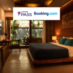 Quarto de hotel com logo Latam Pass e Booking 23 pontos Latam Pass