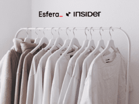 roupas brancas no cabide com logo Esfera e Insider 15 pontos Esfera