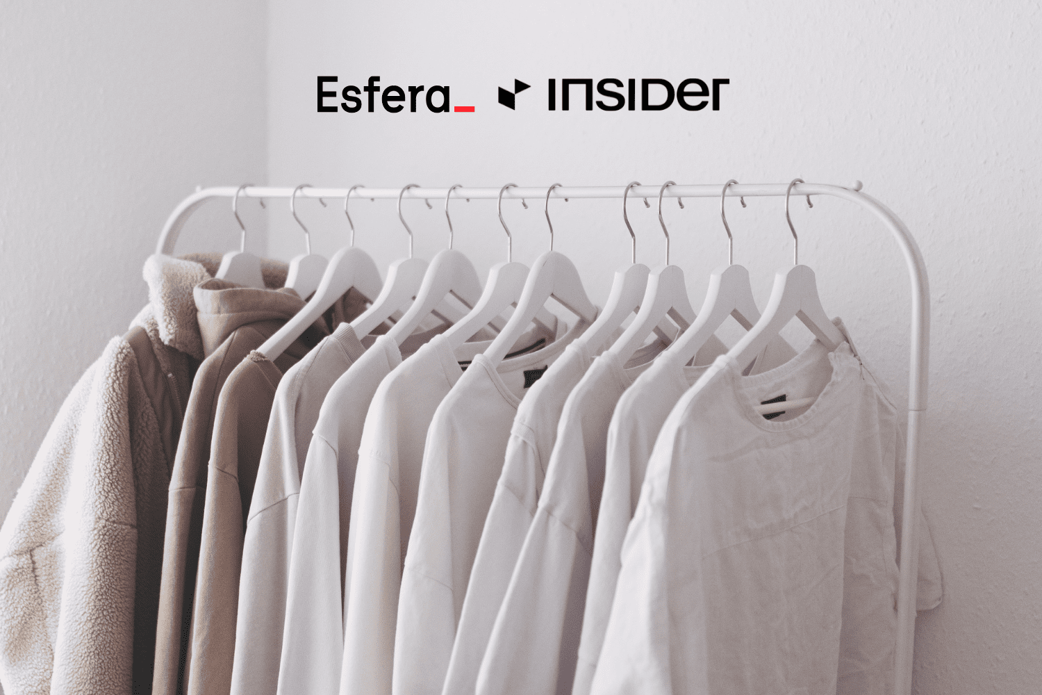 roupas brancas no cabide com logo Esfera e Insider 15 pontos Esfera