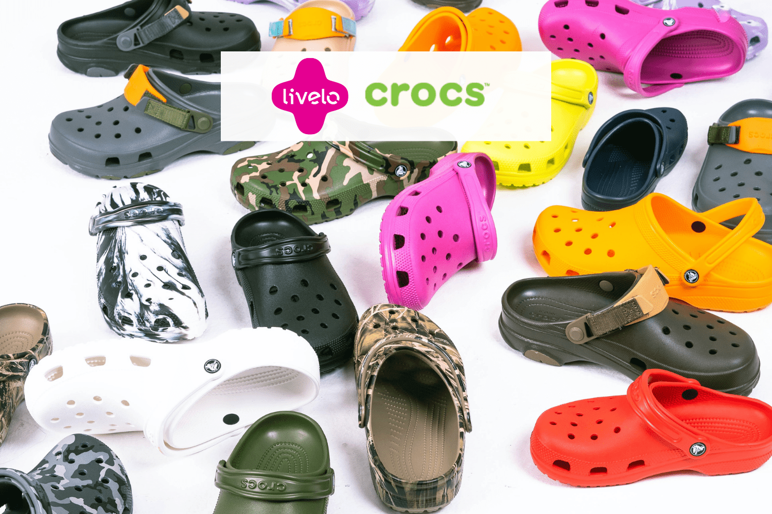 calçados crocs coloridos com logo Livelo e Crocs 6 pontos Livelo