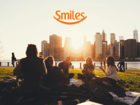 grupo de amigos interagindo felizes com logo Smiles Clube Smiles