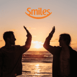 dois amigos se cumprimentando com logo Smiles bônus Smiles
