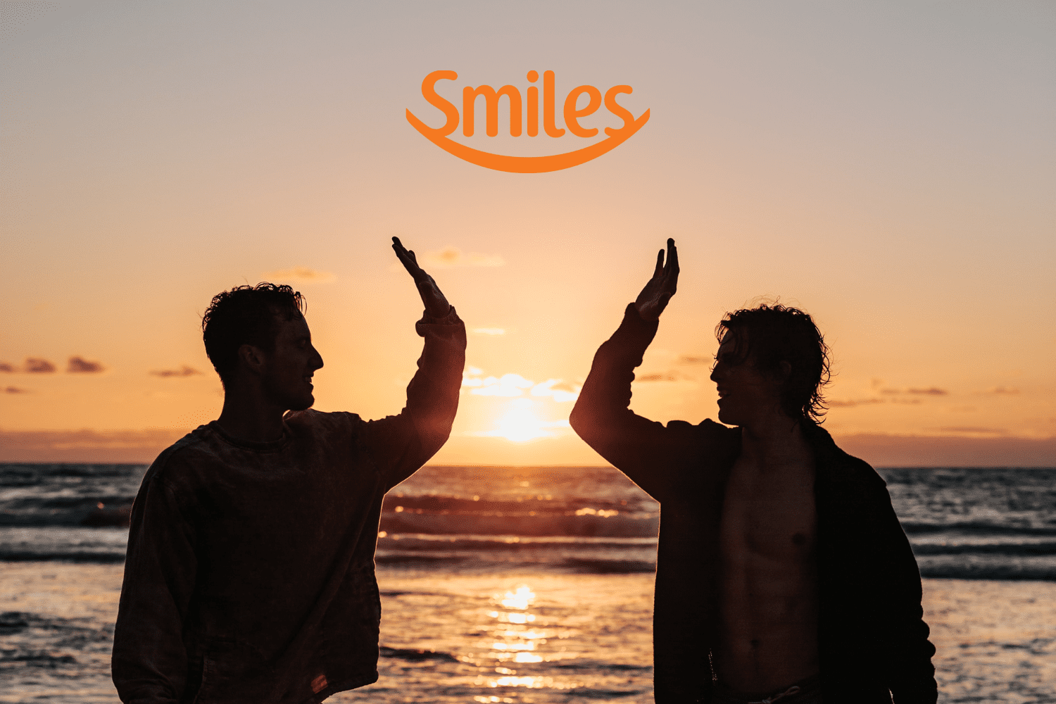 dois amigos se cumprimentando com logo Smiles bônus Smiles
