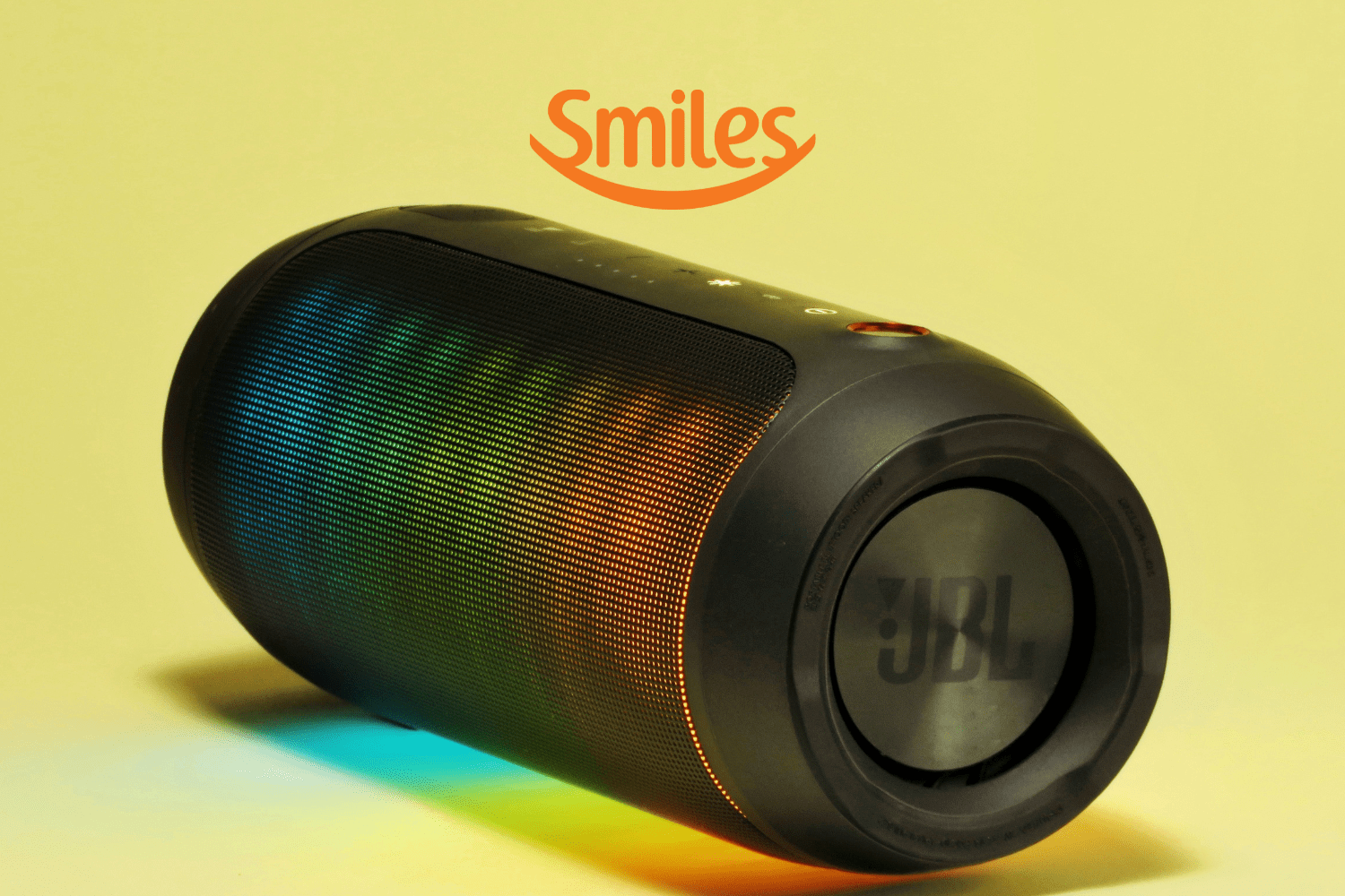 caixa de som JBL com logo Smiles Pontos Smiles