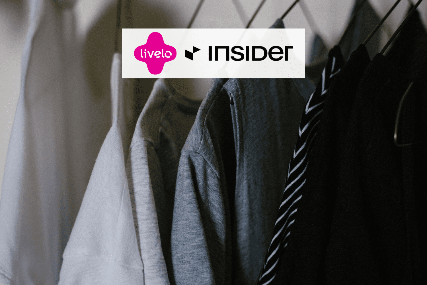 roupas em cabides com logo Livelo e Insider 14 pontos Livelo