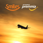 avião no ar com logo Smiles e Premmia