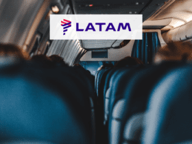 assentos de avião com logo Latam