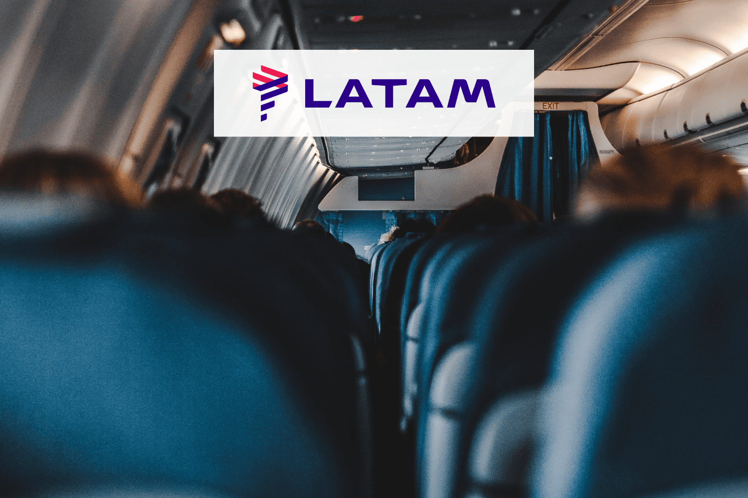 assentos de avião com logo Latam