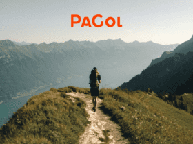 pessoa andando em uma trilha na montanha com logo PaGol milhas PaGol