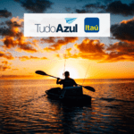 pessoa navegando em um caiaque com logo TudoAzul e Itaú bônus TudoAzul