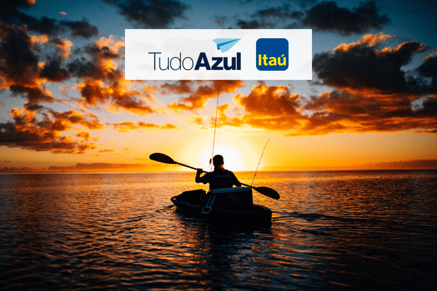 pessoa navegando em um caiaque com logo TudoAzul e Itaú bônus TudoAzul