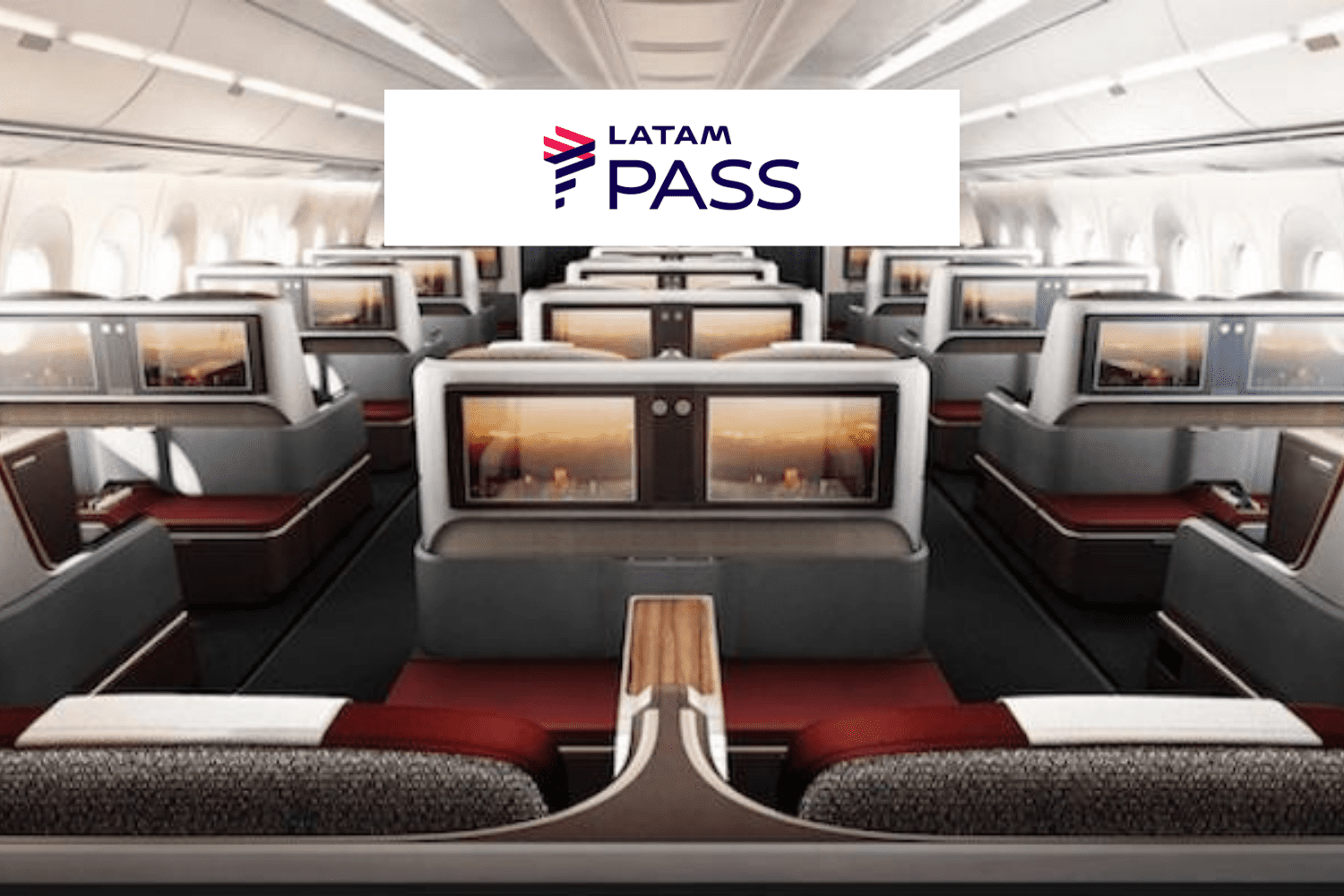 cabines de avião Latam com logo Latam Pass