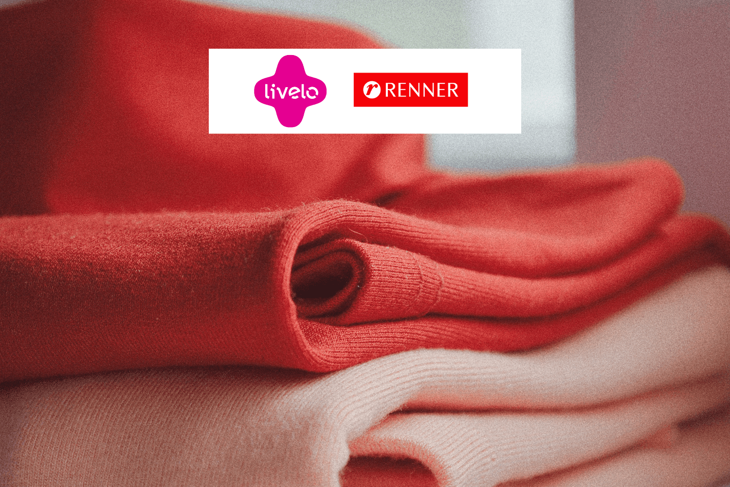 roupas vermelhas dobradas com logo Livelo e Renner 10 pontos Livelo