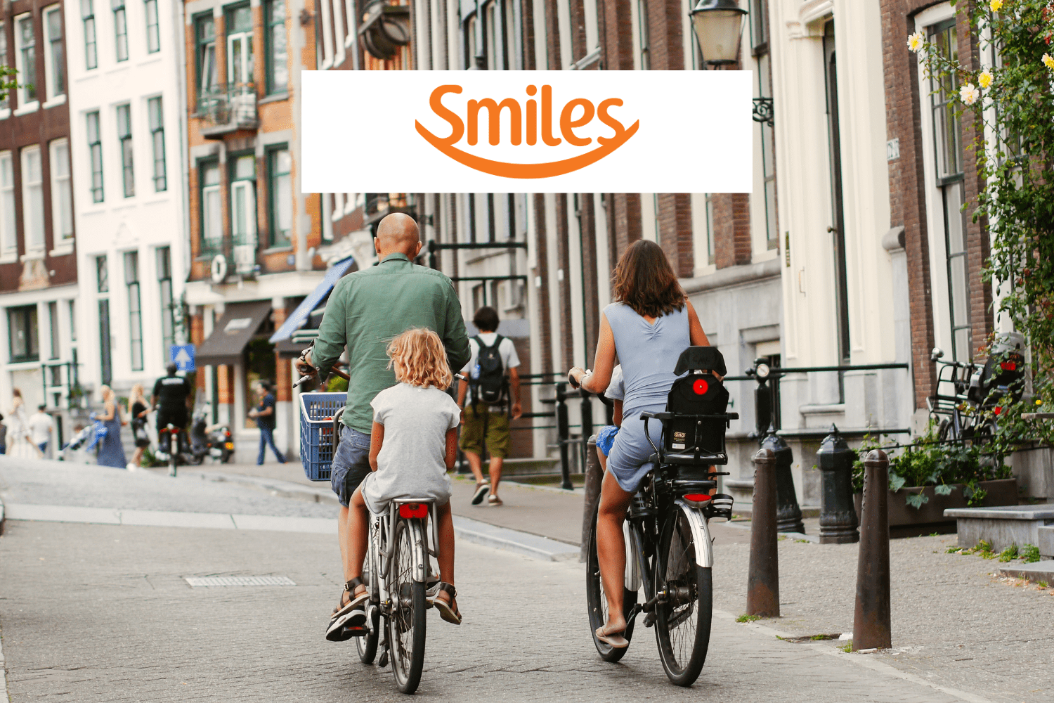 família andando de bicicleta com logo Smiles Bônus Smiles