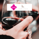 pessoas brindando taças de vinhos com logo Livelo e Luxury Loyalty 12 pontos Livelo