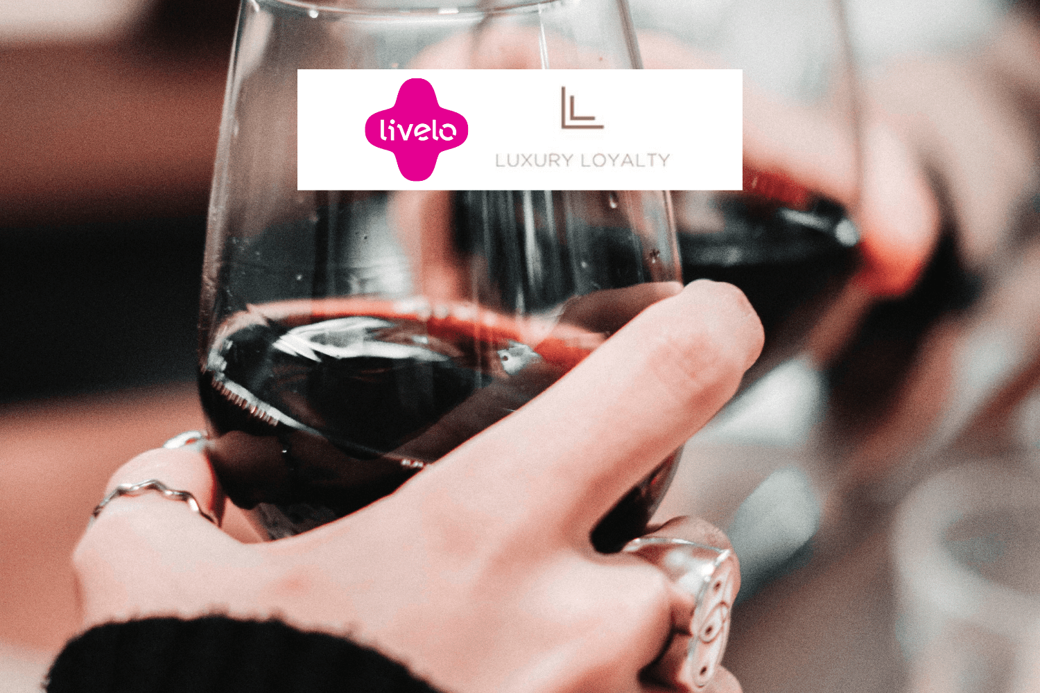 pessoas brindando taças de vinhos com logo Livelo e Luxury Loyalty 12 pontos Livelo
