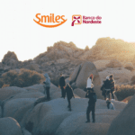 grupo de amigos em cima de pedras com logo Smiles e Bando co Nordeste bônus Smiles