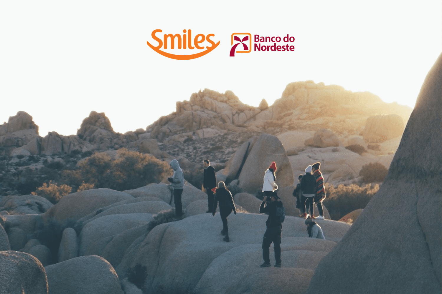 grupo de amigos em cima de pedras com logo Smiles e Bando co Nordeste bônus Smiles