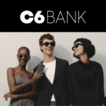 mulher preta com óculos escuro segurando um celular, homem branco sorrindo e mulher amarela sorrindo com logo C6 Bank