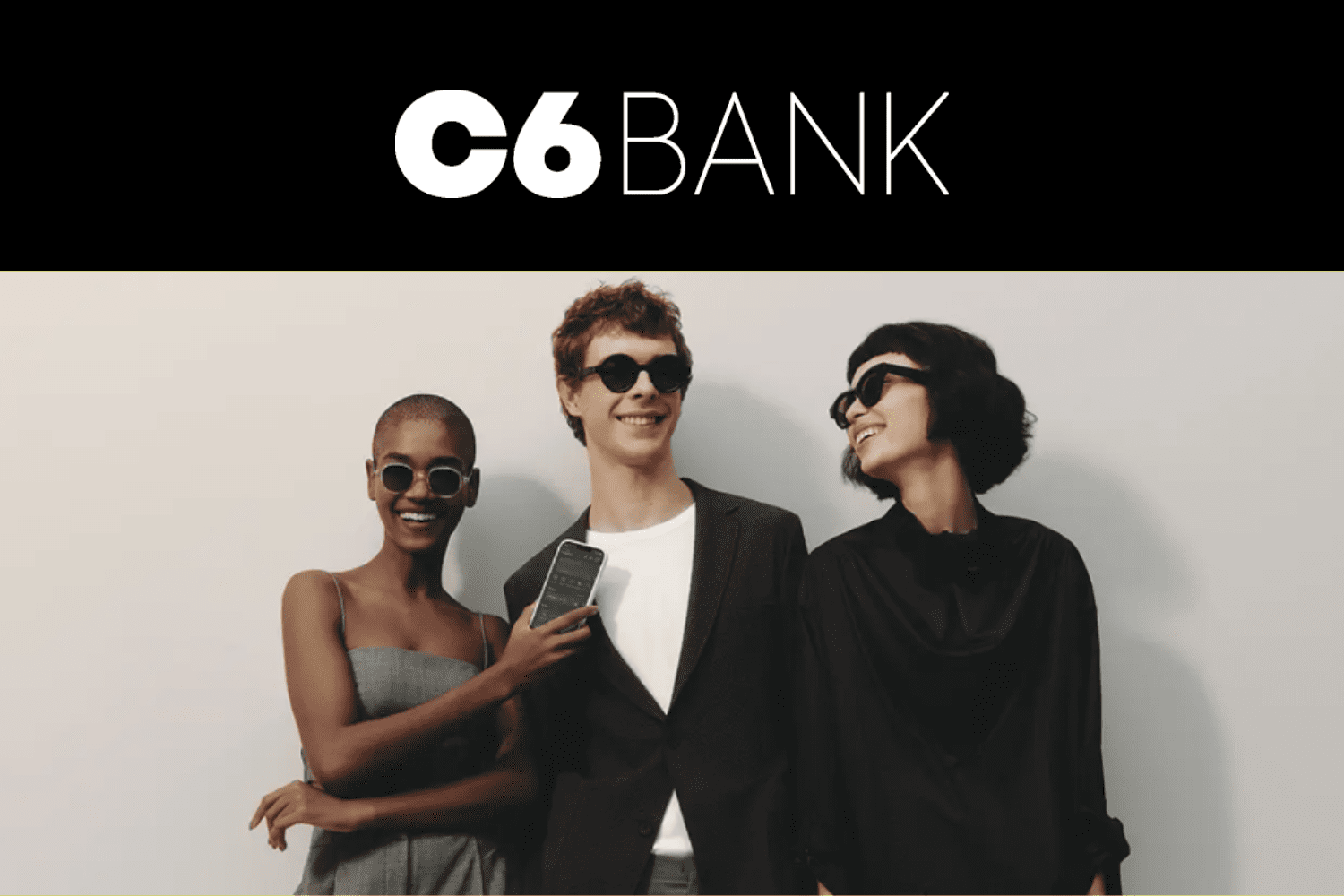 mulher preta com óculos escuro segurando um celular, homem branco sorrindo e mulher amarela sorrindo com logo C6 Bank