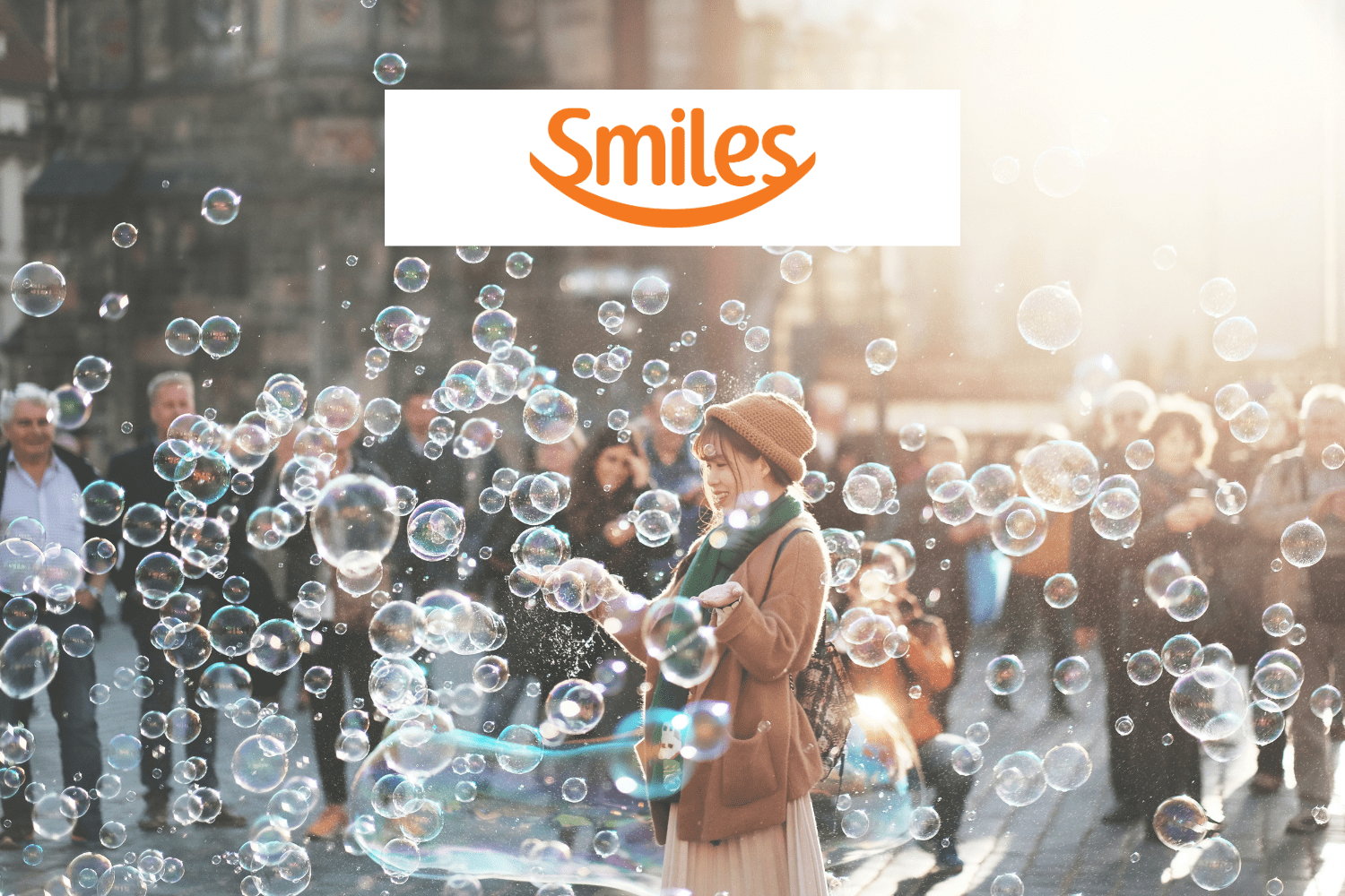 mulher rodeada de bolhas de sabão com logo Clube Smiles