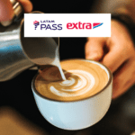 pessoa colocando café em uma xícara com logo Latam Pass e Extra 10 pontos Latam Pass