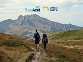 casal andando em uma trilha com montanhas e logo TudoAzul e Caixa Bônus TudoAzul