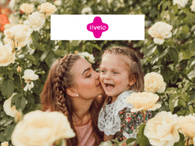 mãe beijando filha em um jardim feliz com logo Livelo Shopping Livelo